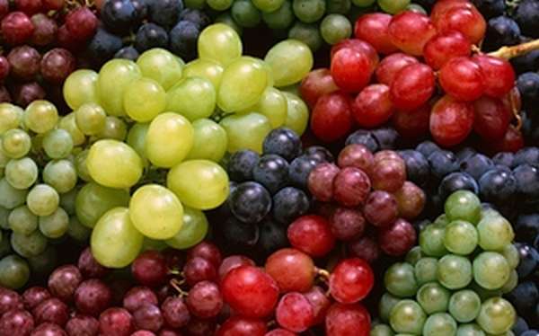 Кому нельзя есть виноград